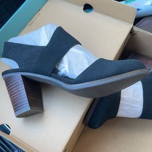 TOMS Majorca Closed toe brand new size 6 NIB